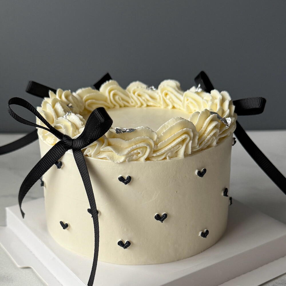 Бенто торт ламбет с черными бантиками в премиум коробке