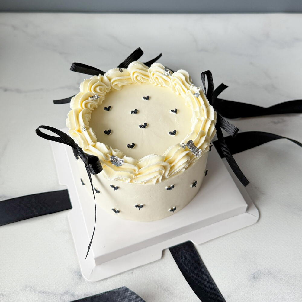 Бенто торт ламбет с черными бантиками в премиум коробке