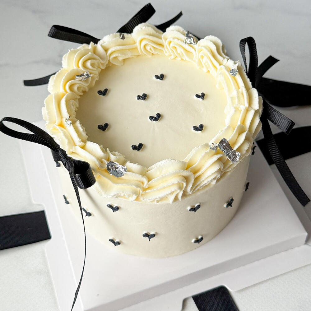 Бенто торт ламбет с черными бантиками в премиум коробке