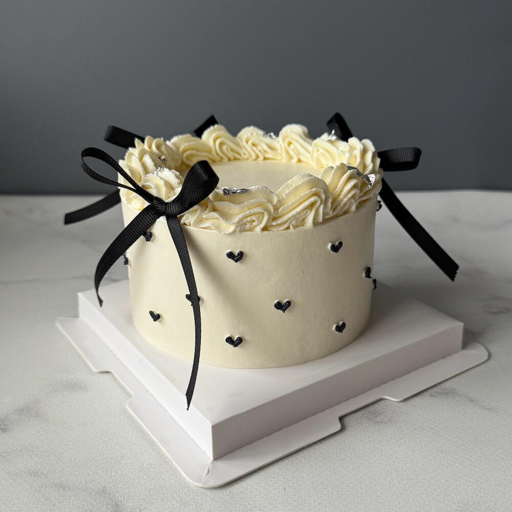 Бенто торт ламбет с черными бантиками в премиум коробке