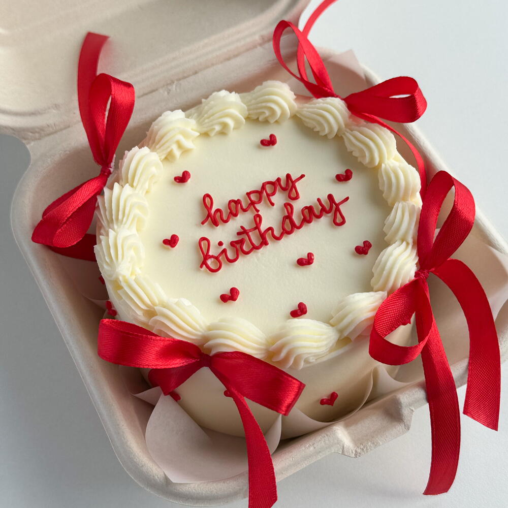 Бенто торт Ламбет с красными бантиками для девушки