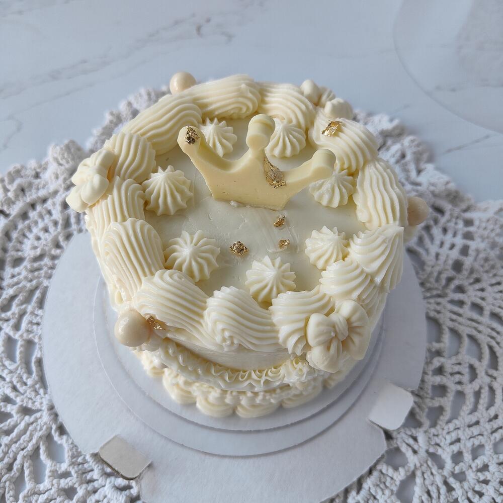 Бенто-торт Ламбет с рюшами, бантами и Короной на день рождения