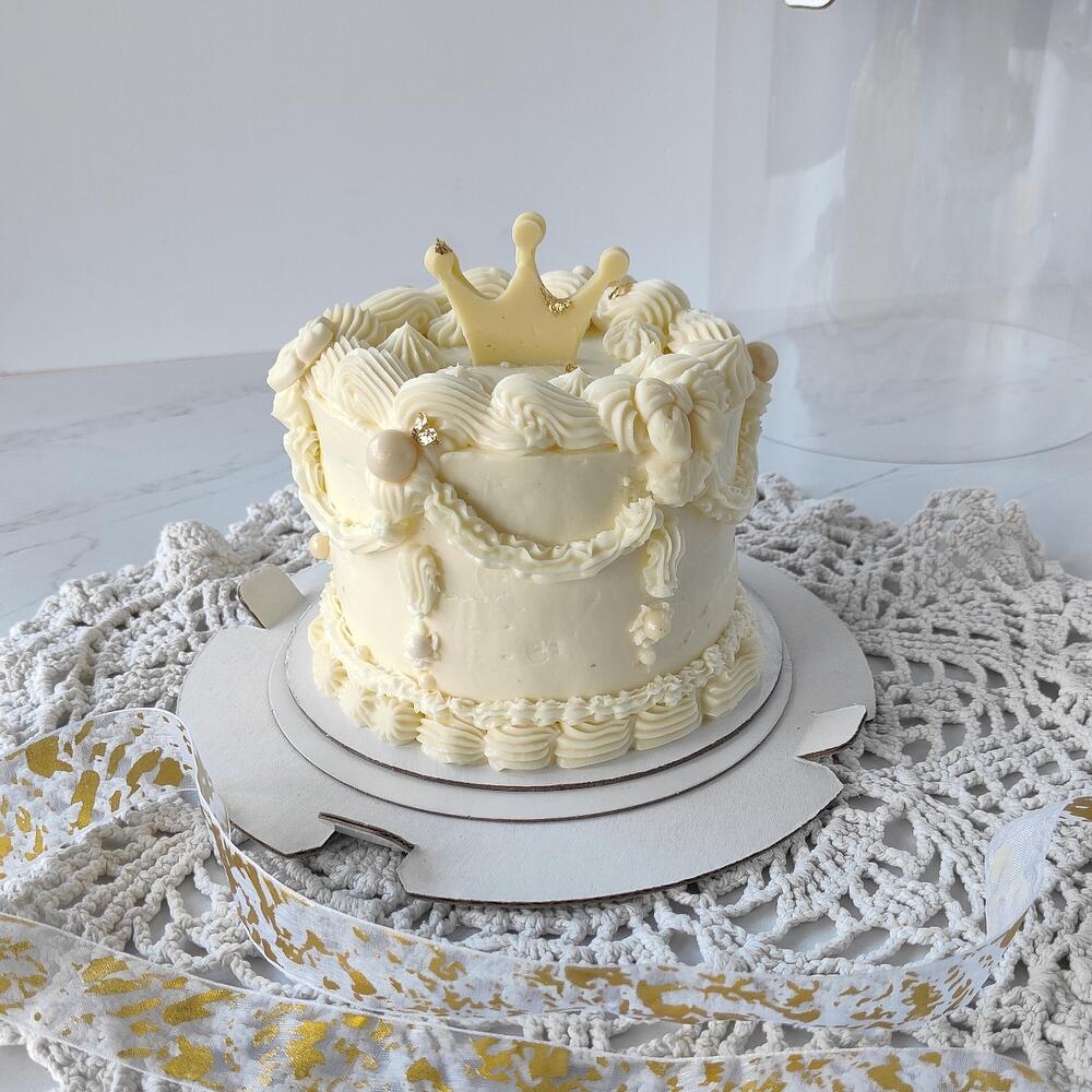 Бенто-торт Ламбет с рюшами, бантами и Короной на день рождения
