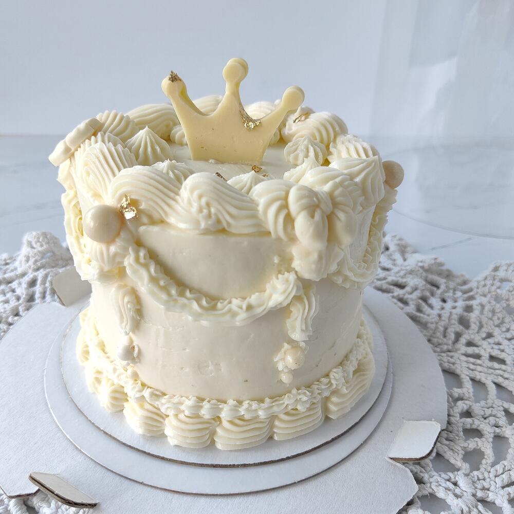 Бенто-торт Ламбет с рюшами, бантами и Короной на день рождения