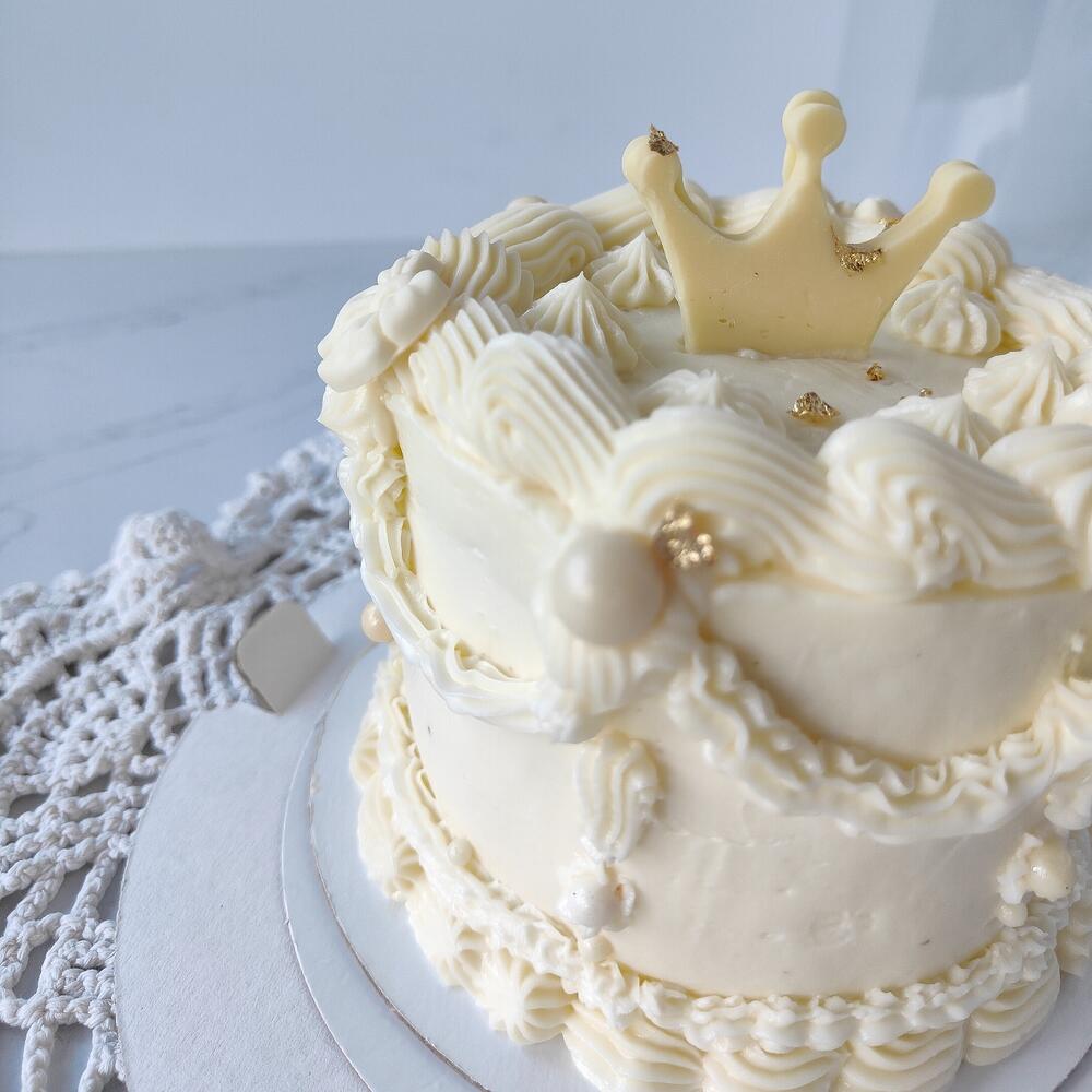 Бенто-торт Ламбет с рюшами, бантами и Короной на день рождения