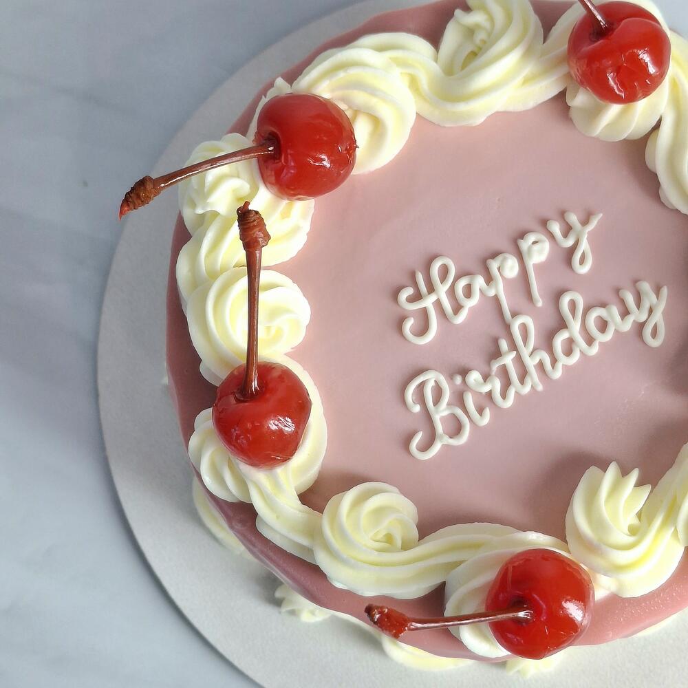 Бенто торт ламбет с рюшами, подтёками на день рождения "Happy birthday" с вишней коктейльной