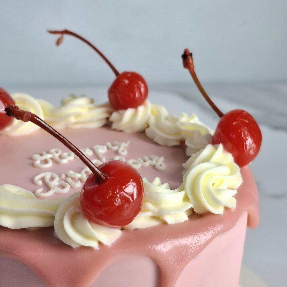 Бенто торт ламбет с рюшами, подтёками на день рождения "Happy birthday" с вишней коктейльной