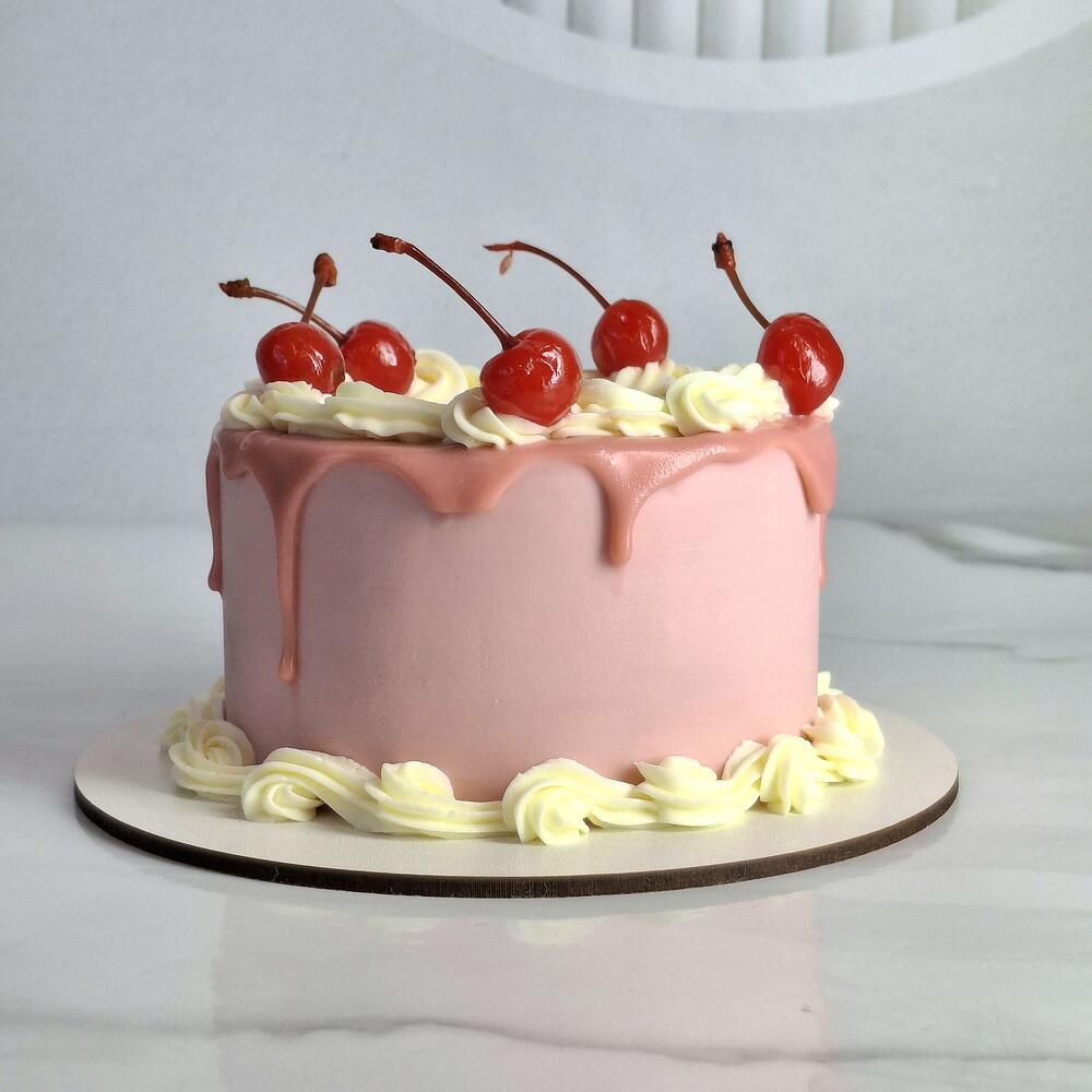 Бенто торт ламбет с рюшами, подтёками на день рождения "Happy birthday" с вишней коктейльной