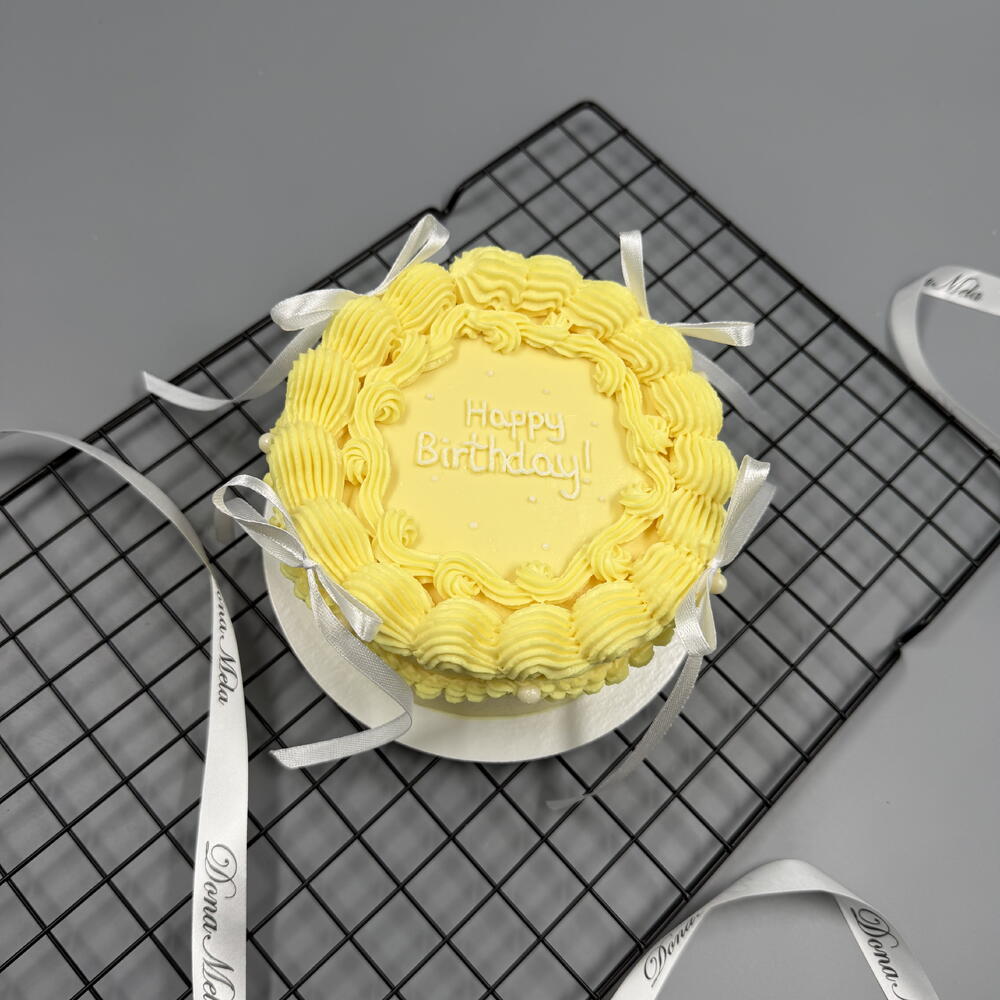 Бенто торт Ламбет жёлтый с белыми бантиками на день рождение