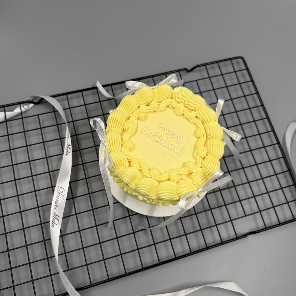 Бенто торт Ламбет жёлтый с белыми бантиками на день рождение