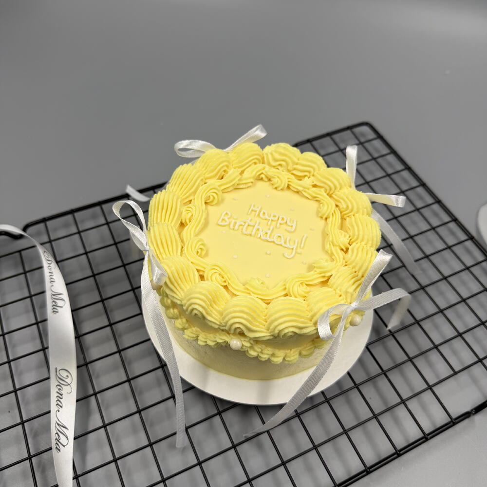 Бенто торт Ламбет жёлтый с белыми бантиками на день рождение