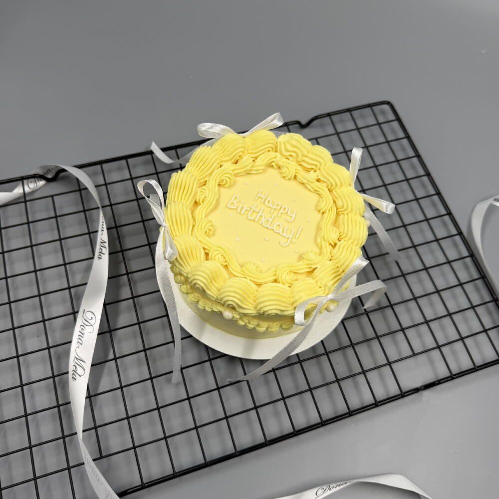 Бенто торт Ламбет жёлтый с белыми бантиками на день рождение