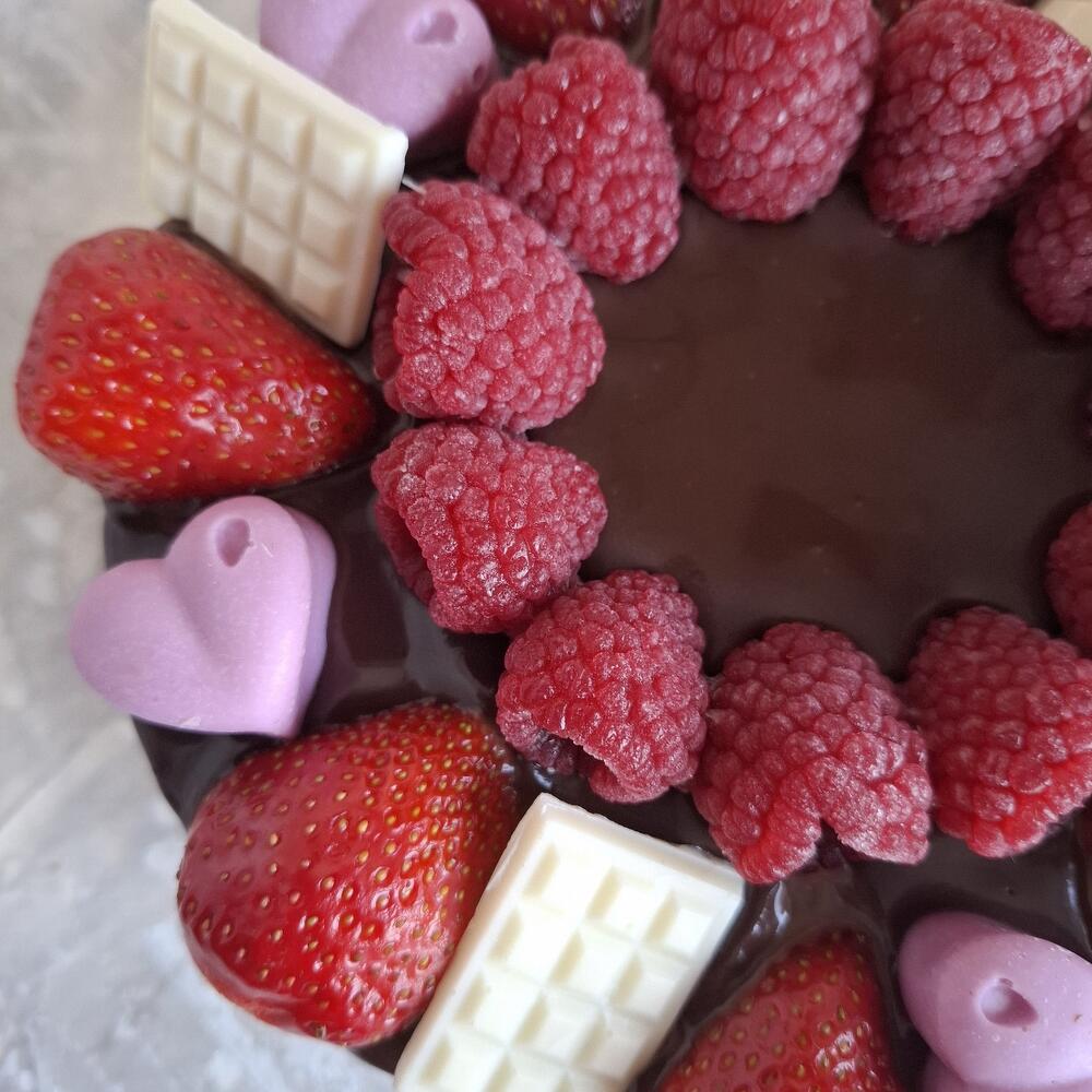 Бенто торт МАКСИ красный бархат с клубникой