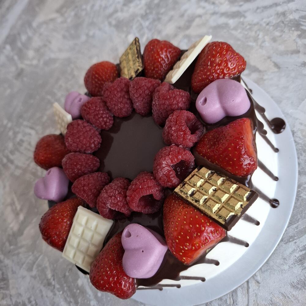 Бенто торт МАКСИ красный бархат с клубникой