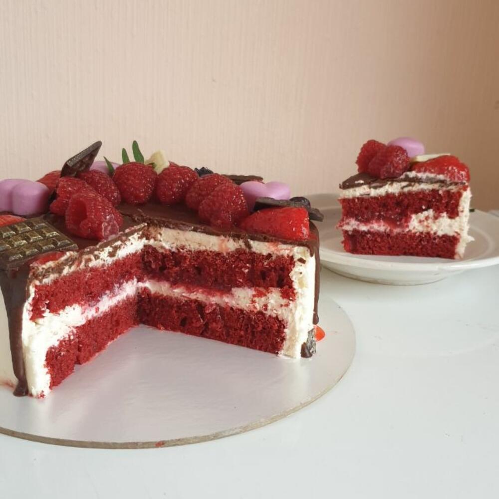 Бенто торт МАКСИ красный бархат с клубникой