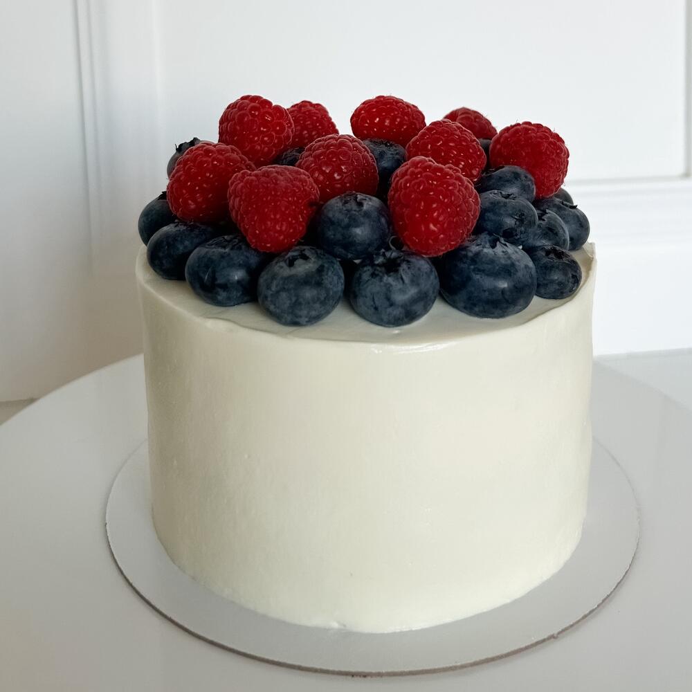 Бенто-торт макси с ягодной горкой из свежих ягод голубики и малины