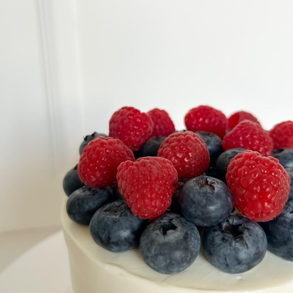 Бенто-торт макси с ягодной горкой из свежих ягод голубики и малины