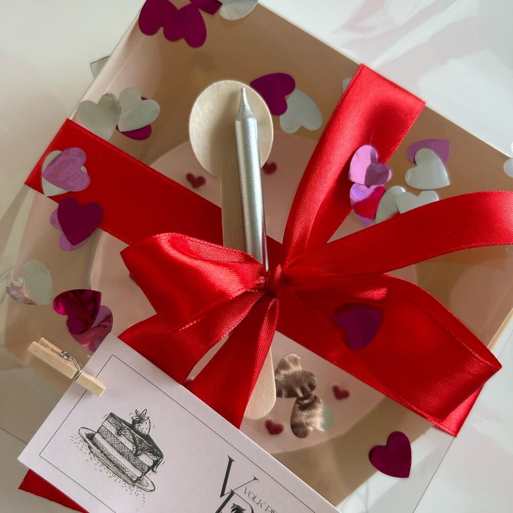 Бенто-торт макси с ягодной горкой из свежих ягод голубики и малины