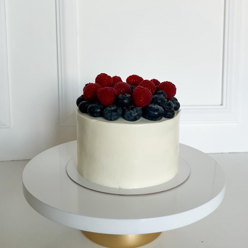 Бенто-торт макси с ягодной горкой из свежих ягод голубики и малины