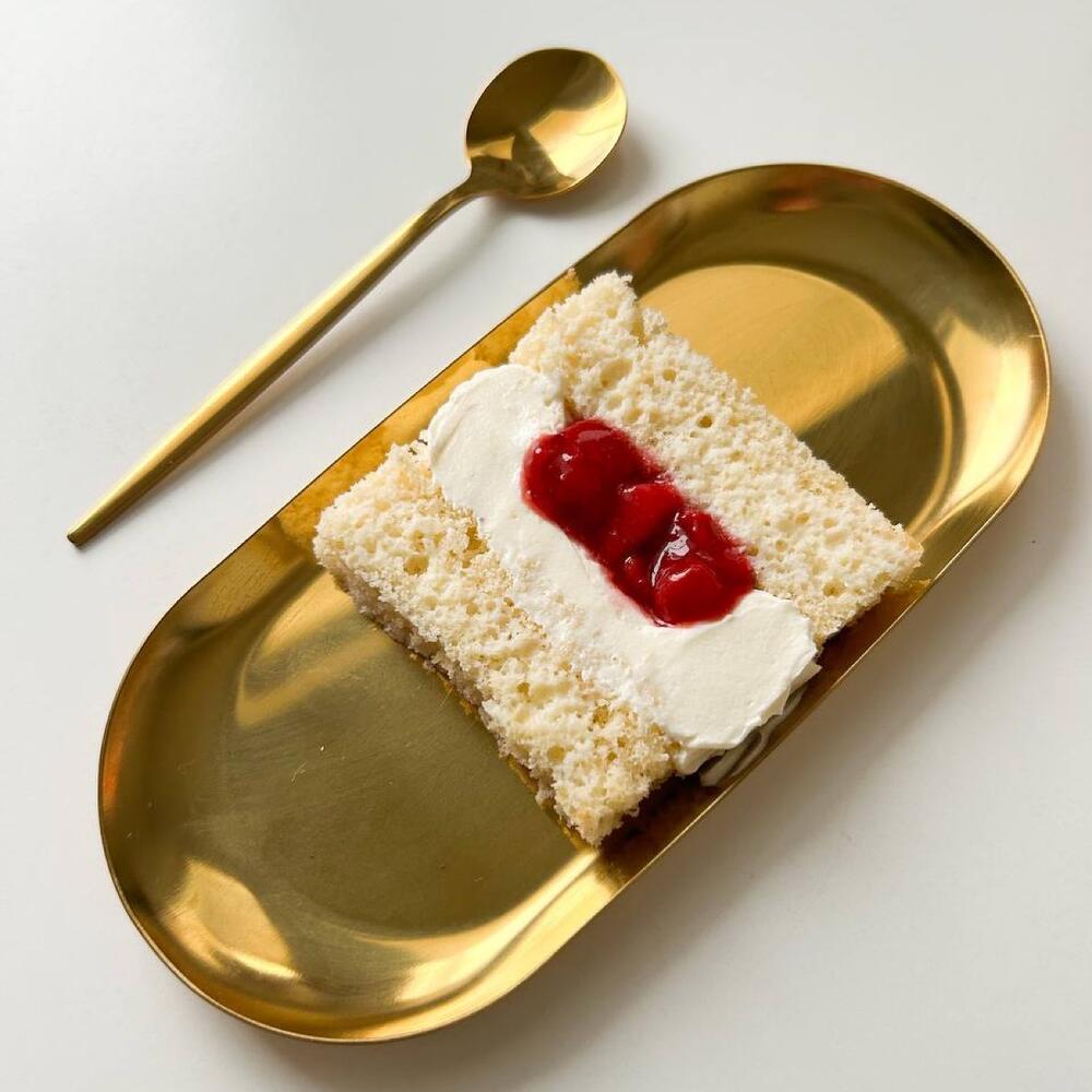 Бенто-торт макси с ягодной горкой из свежих ягод голубики и малины