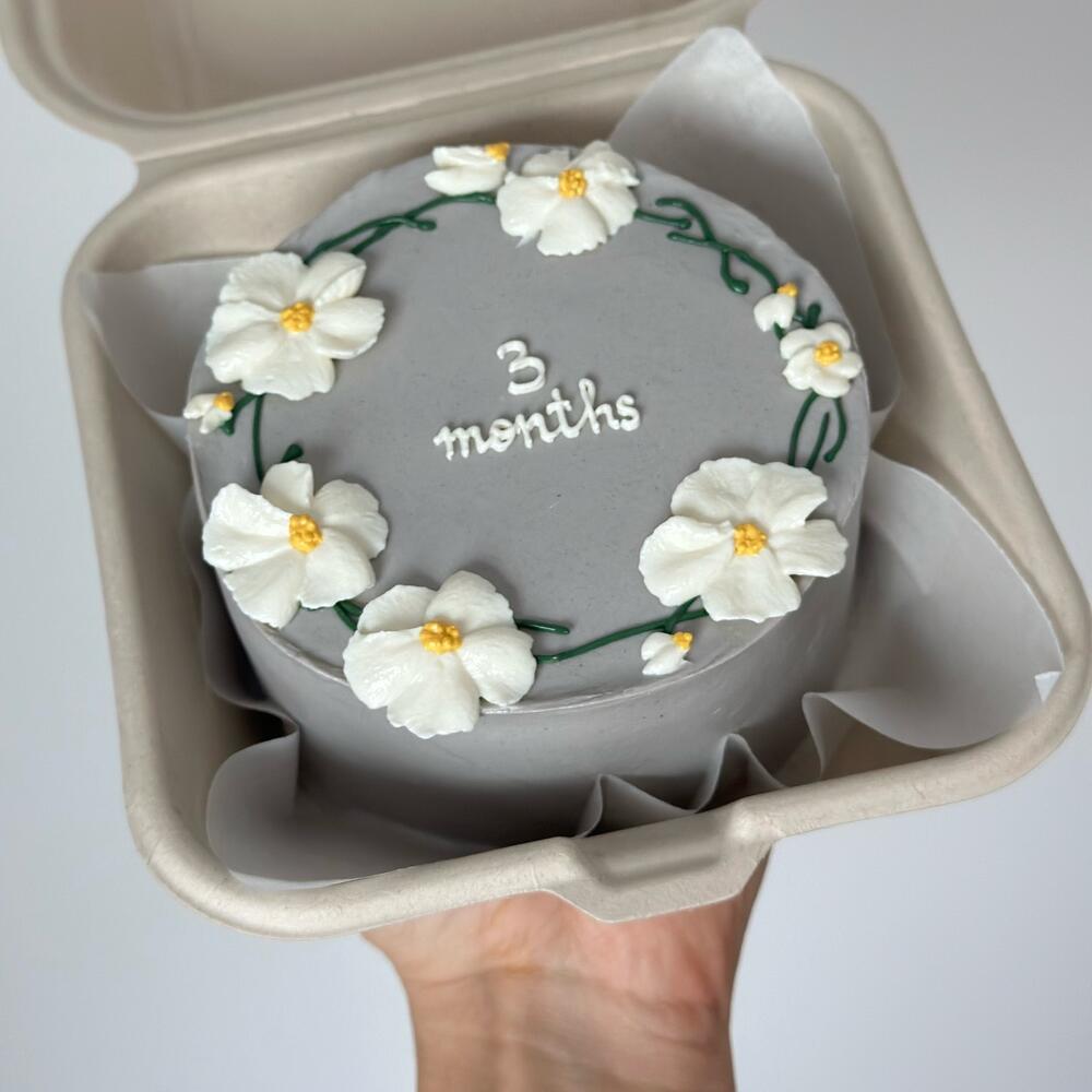 Бенто торт малышу на каждый месяц с ромашками с цветочками