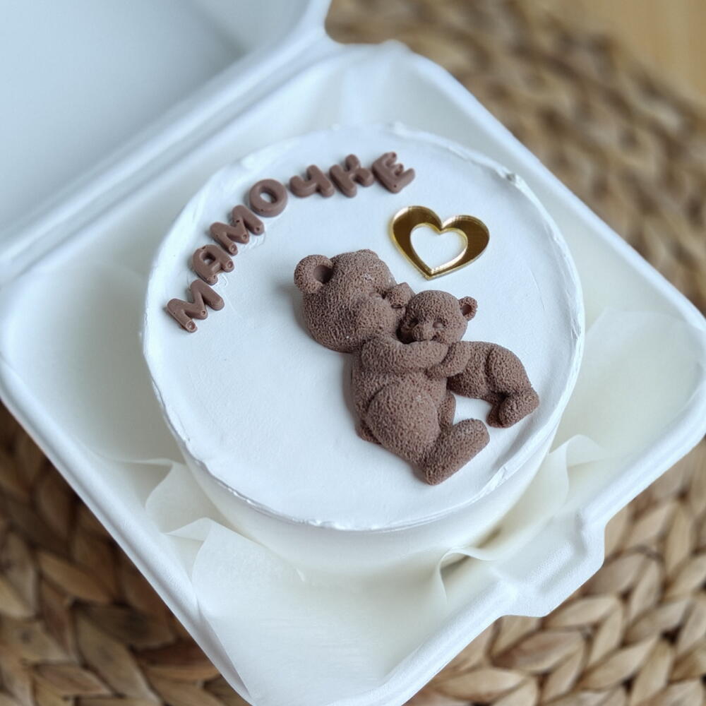 Бенто-торт маме с фигуркой мамы мишки и малыша