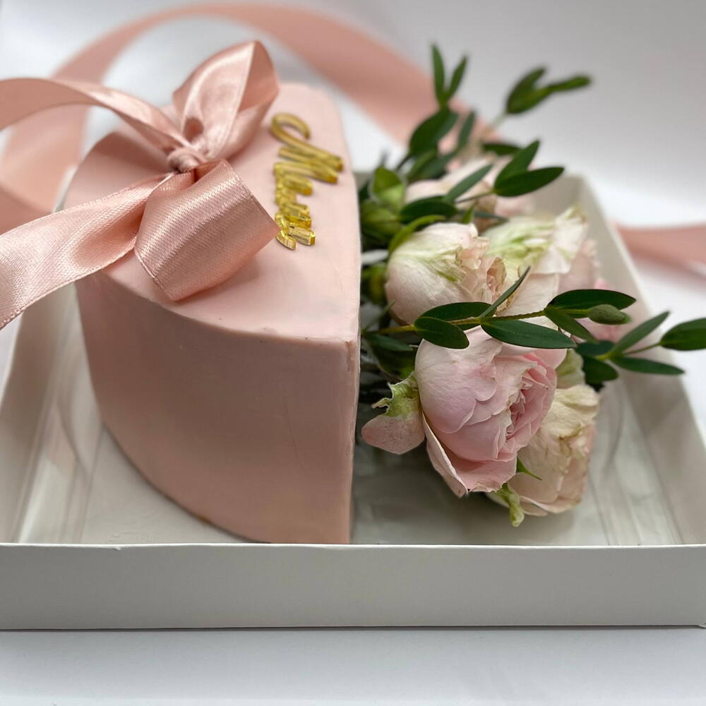 Бенто торт "Маме" с живыми цветами 500гр