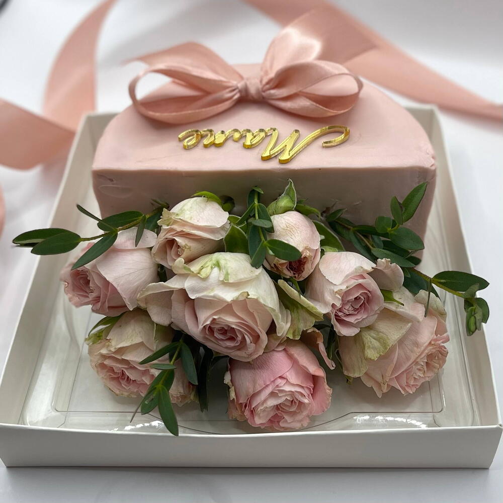 Бенто торт "Маме" с живыми цветами 500гр