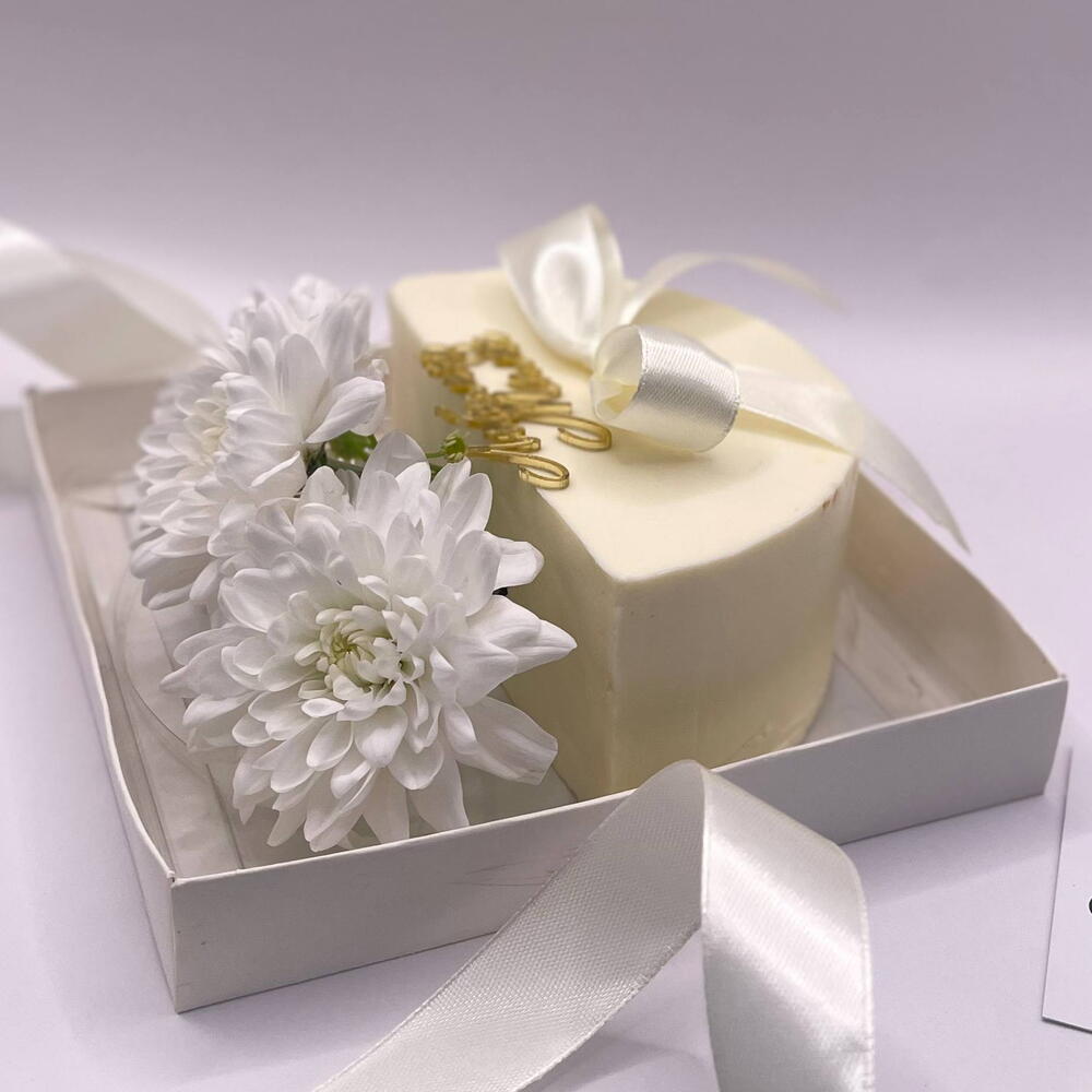 Бенто торт "Маме" с живыми цветами XL 500гр