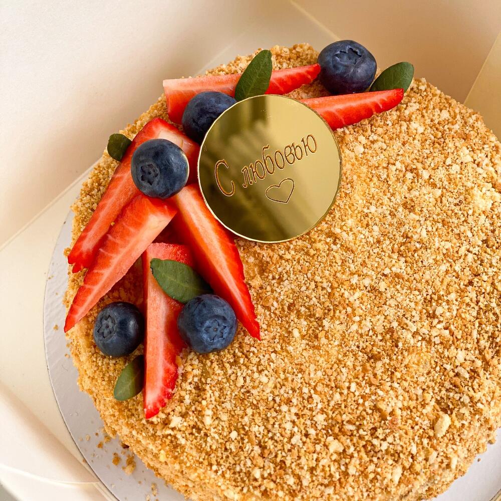 Бенто торт медовик 550 гр. классический с клубникой