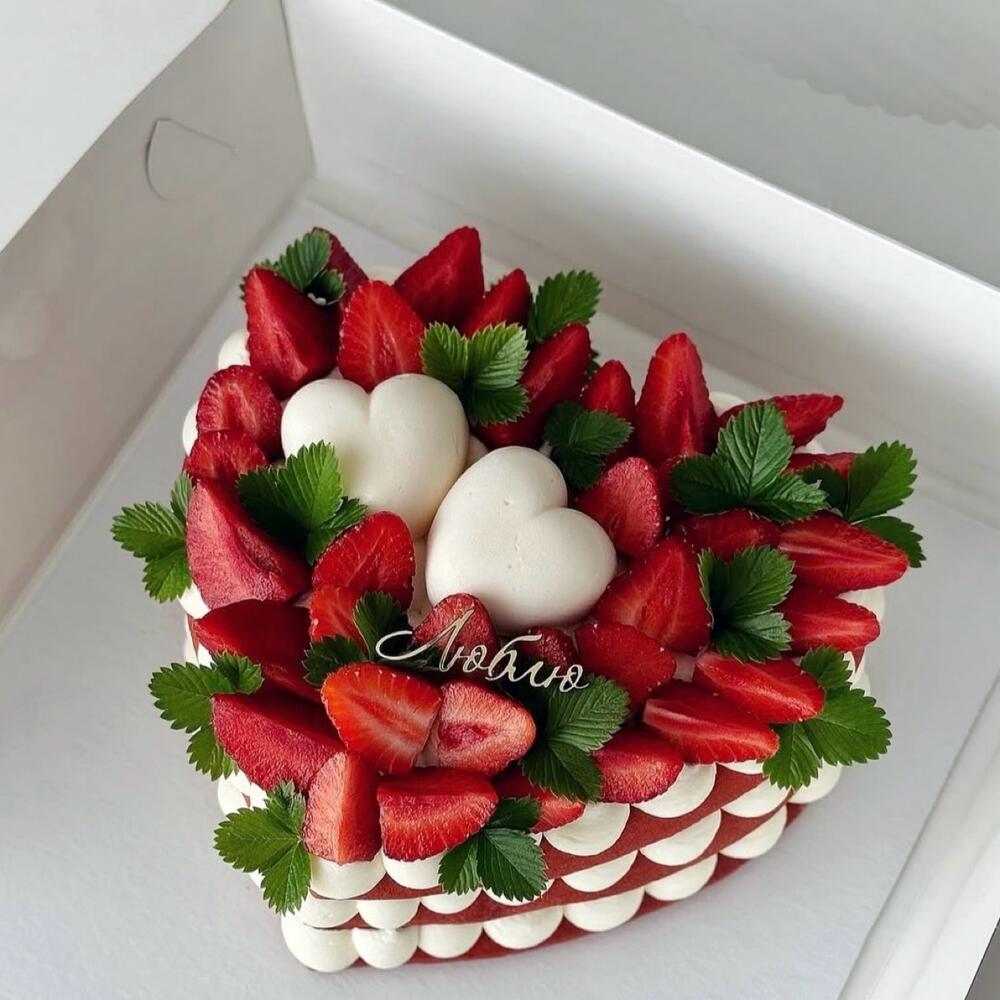 Бенто торт медовик формы сердца красный бархат с ягодами(клубника)