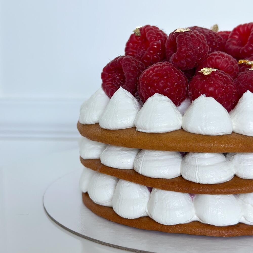 Бенто торт медовик с малиной в подарок на 14 февраля