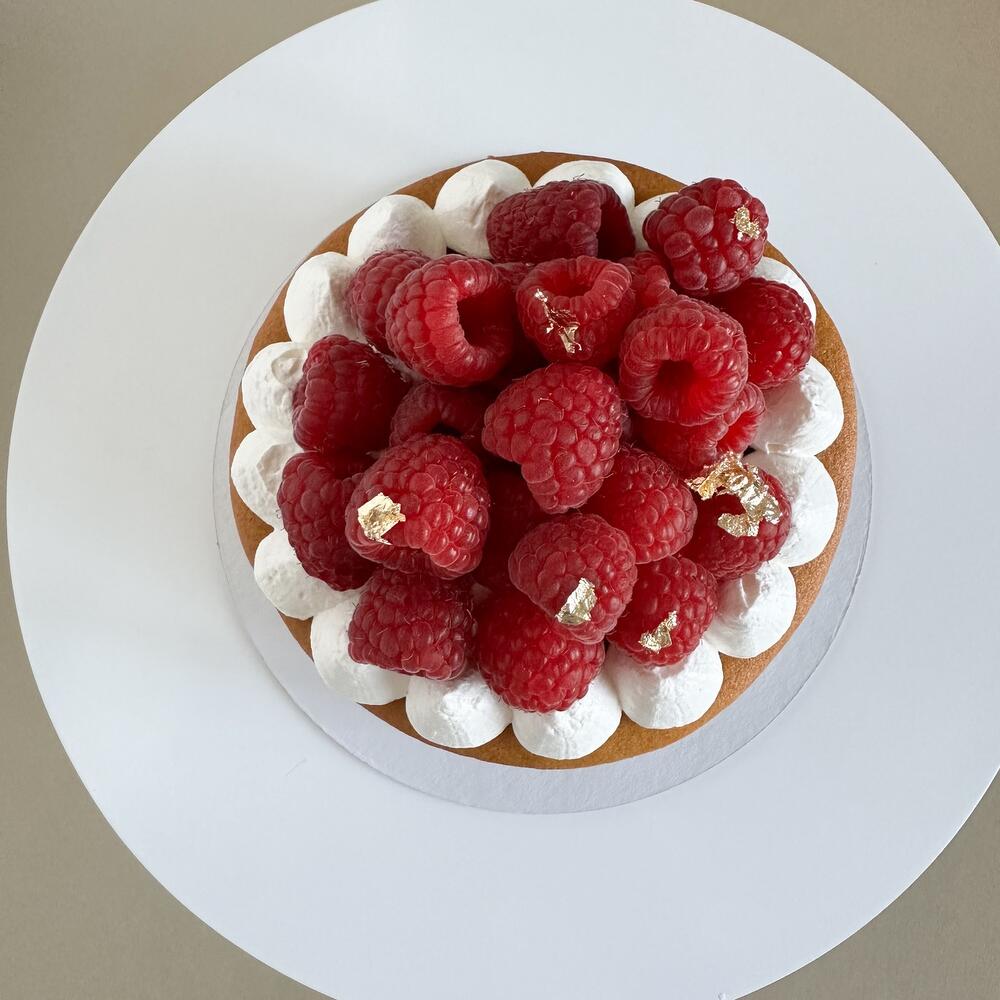 Бенто торт медовик с малиной в подарок на 14 февраля