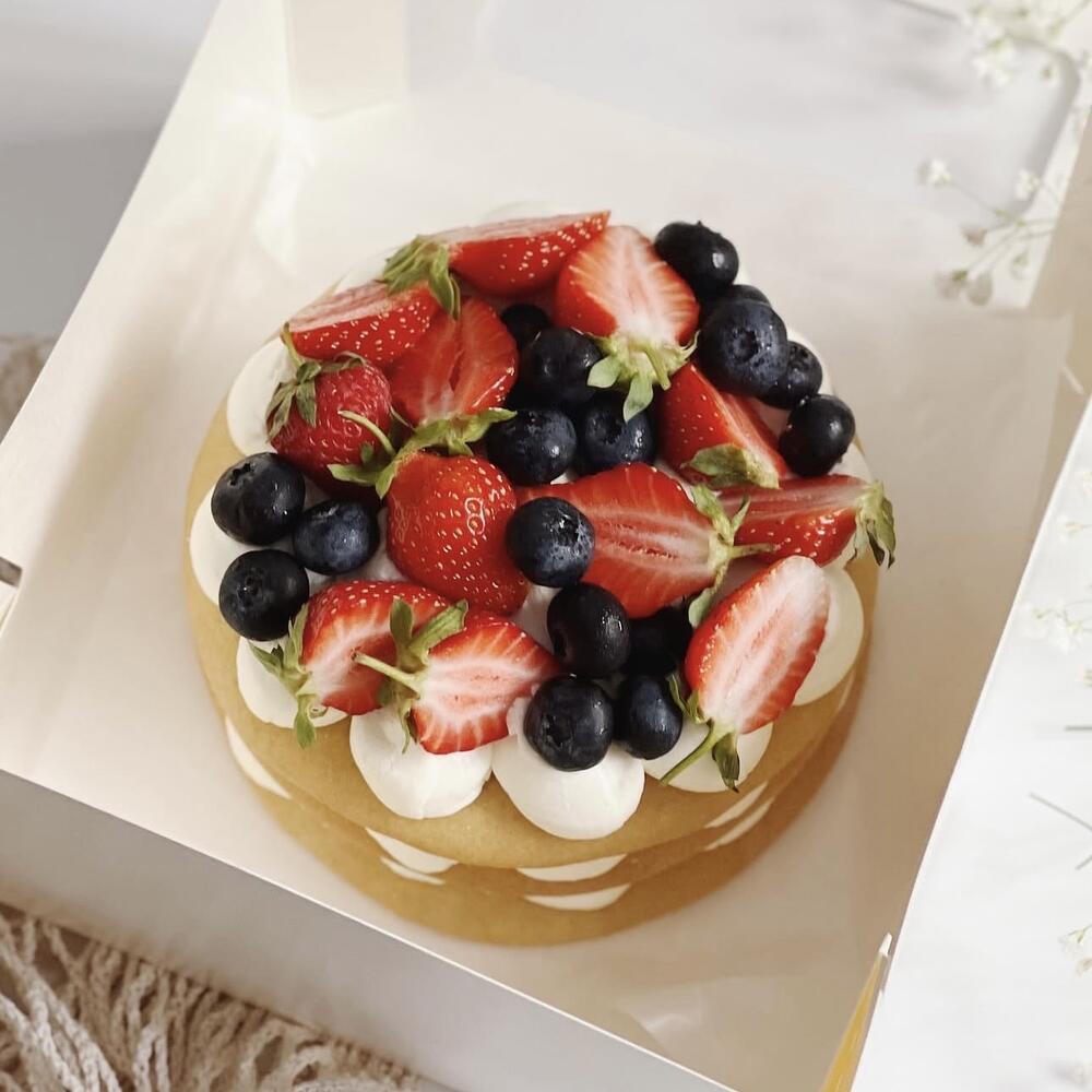 Бенто-торт медовик с ягодами (голубика ,клубника )