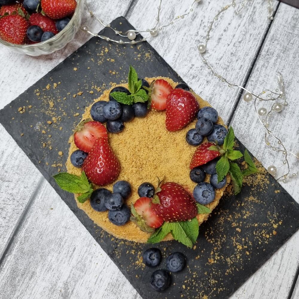 Бенто-торт Медовик с ягодным декором