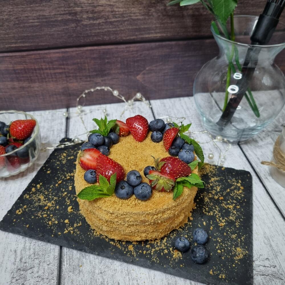 Бенто-торт Медовик с ягодным декором