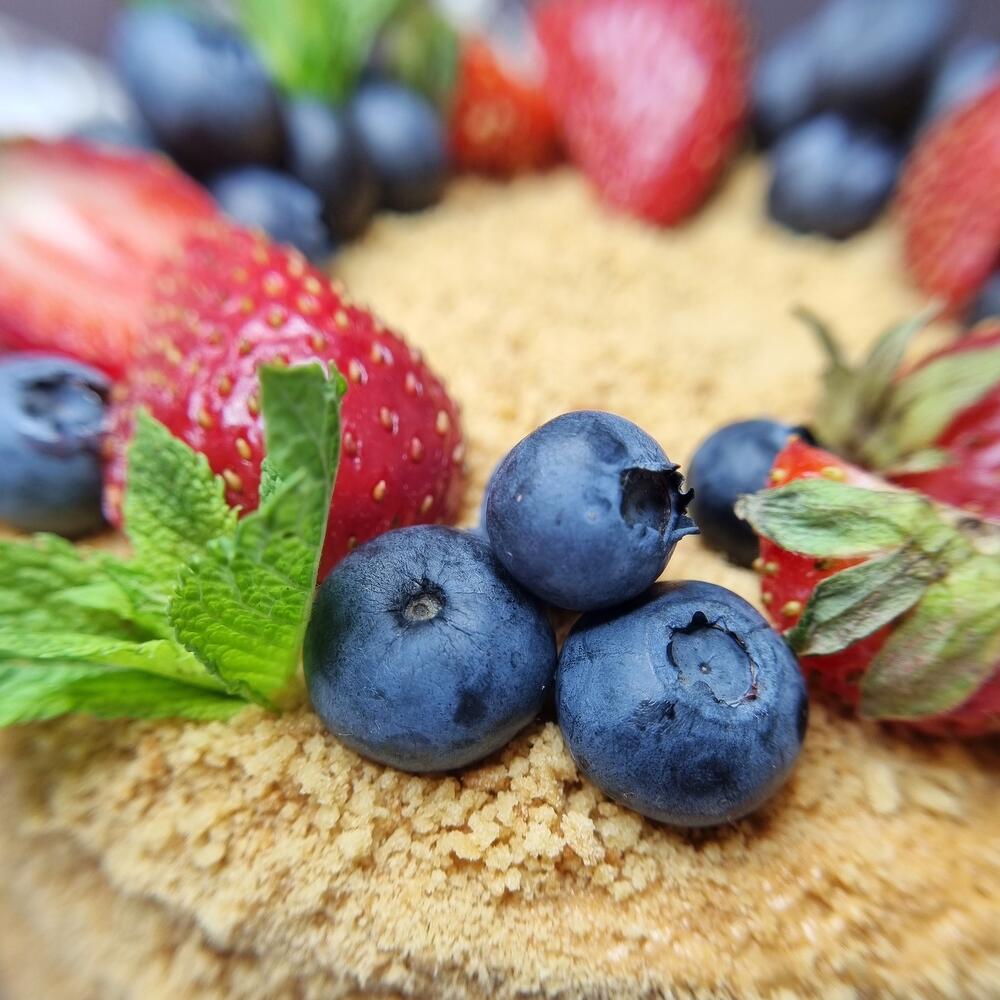 Бенто-торт Медовик с ягодным декором