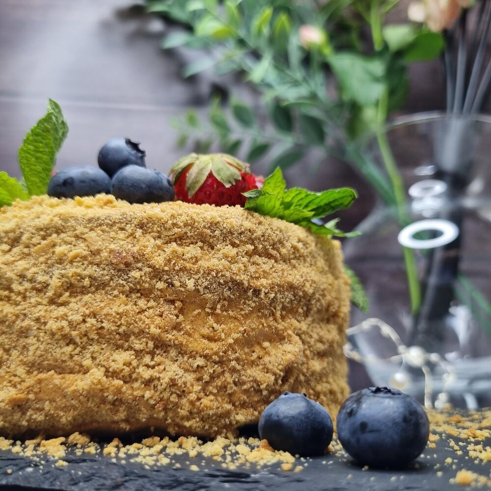 Бенто-торт Медовик с ягодным декором