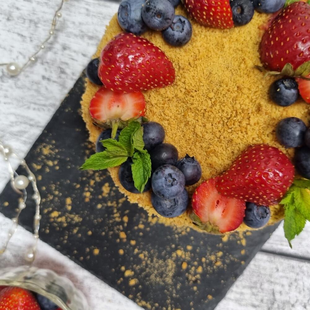 Бенто-торт Медовик с ягодным декором