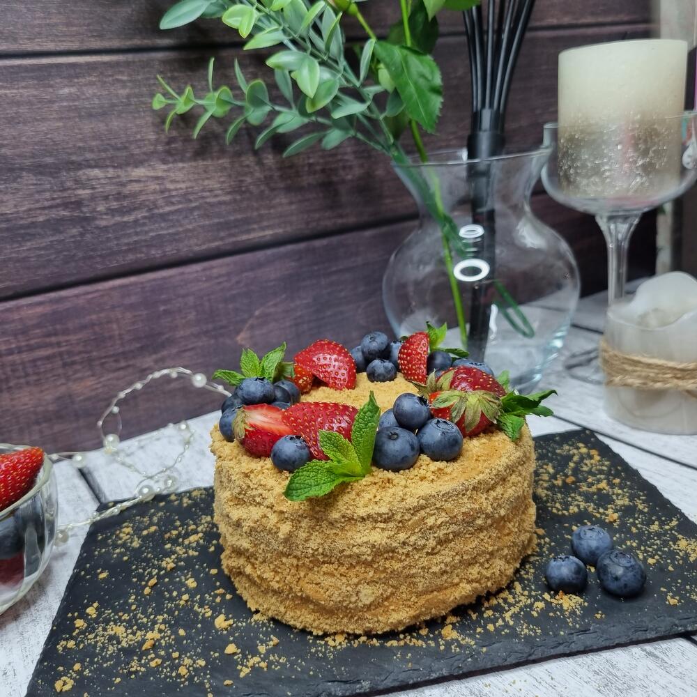 Бенто-торт Медовик с ягодным декором