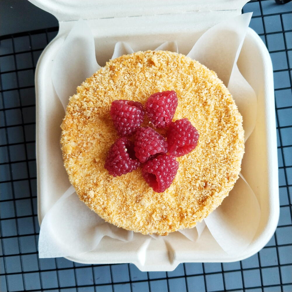 Бенто-торт медовик с желейной малиной