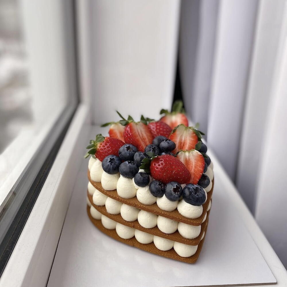 Бенто-торт медовик в форме ♥️ с ягодами(клубника,голубика)