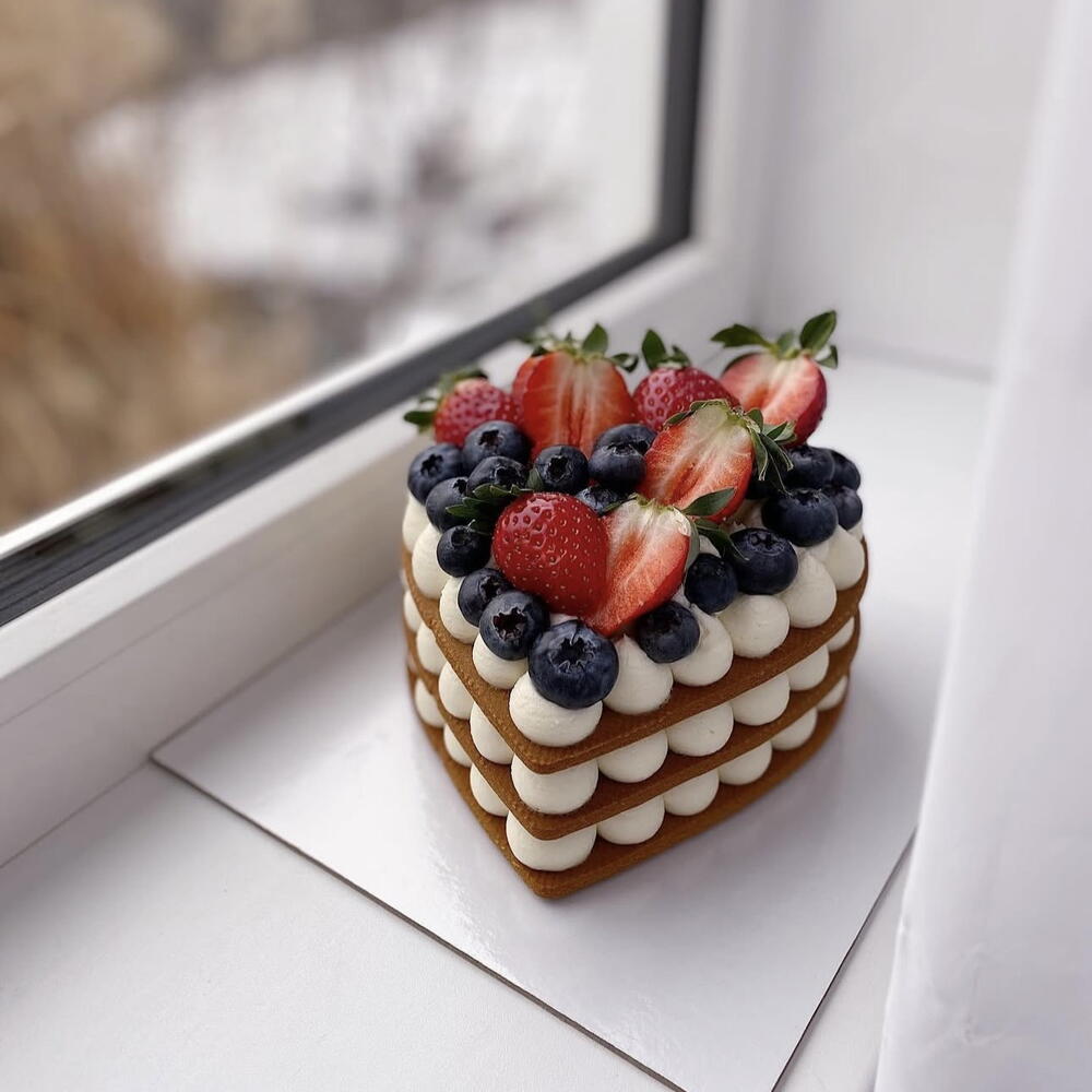 Бенто-торт медовик в форме ♥️ с ягодами(клубника,голубика)