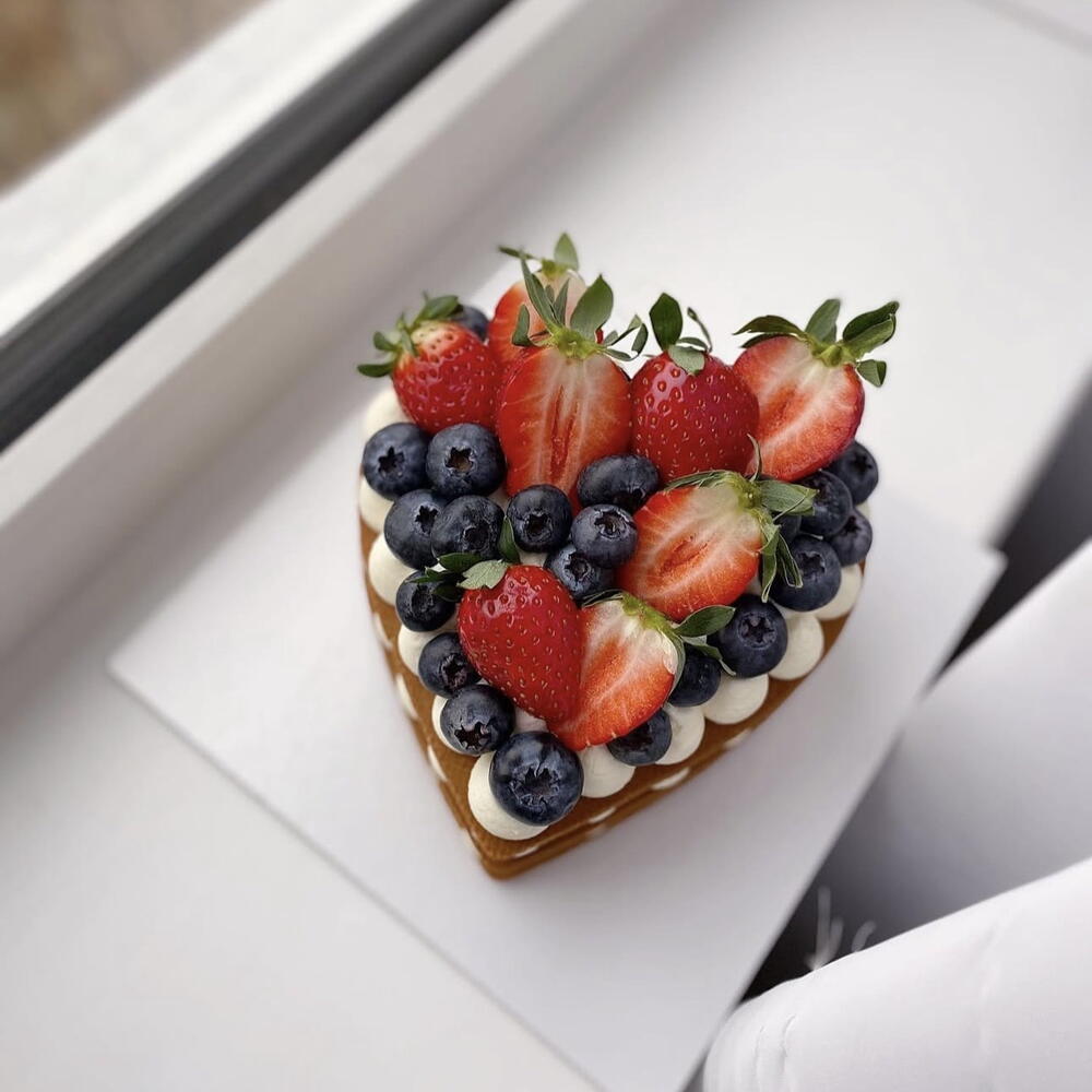 Бенто-торт медовик в форме ♥️ с ягодами(клубника,голубика)