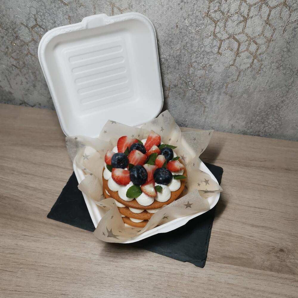 Бенто торт открыты медовик с ягодами