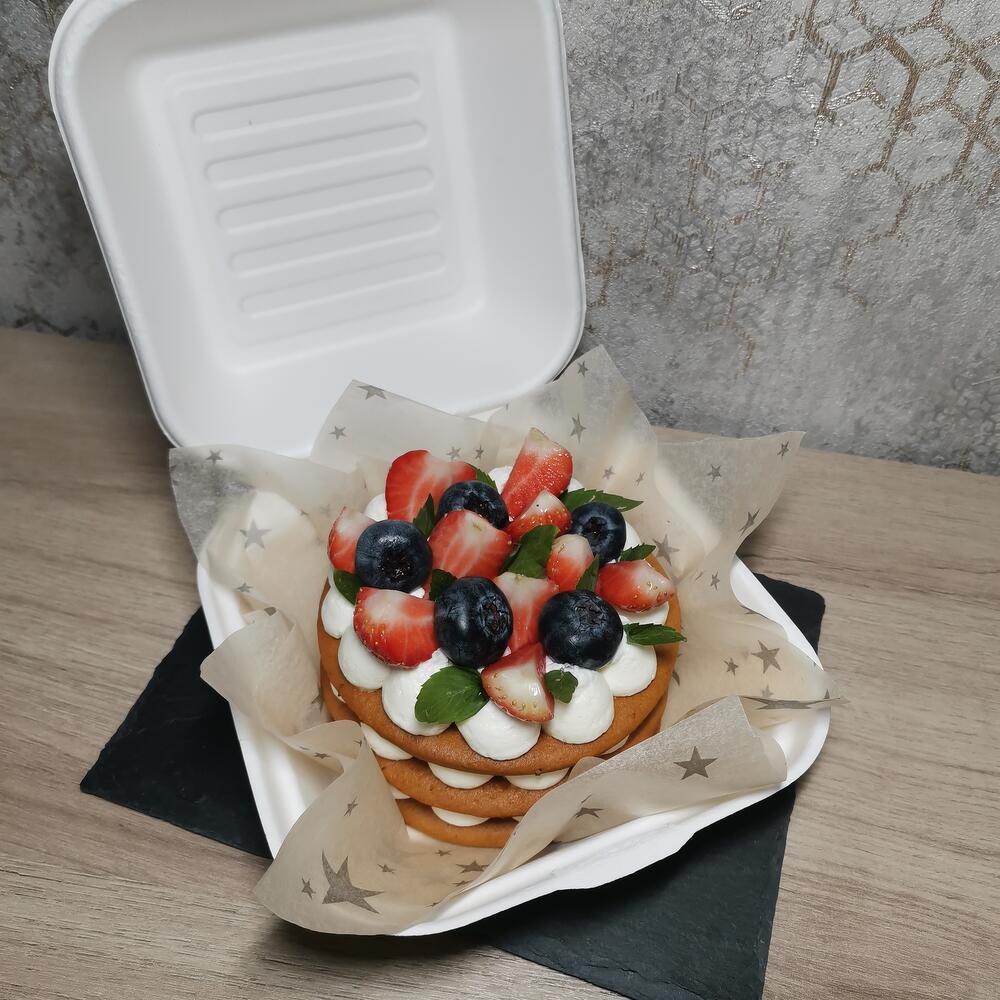 Бенто торт открыты медовик с ягодами