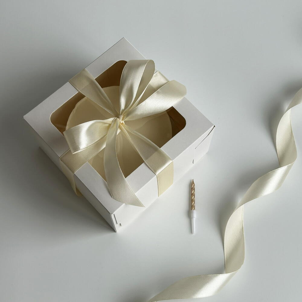 Бенто-торт с черными бантиками в подарок подруге, девушке