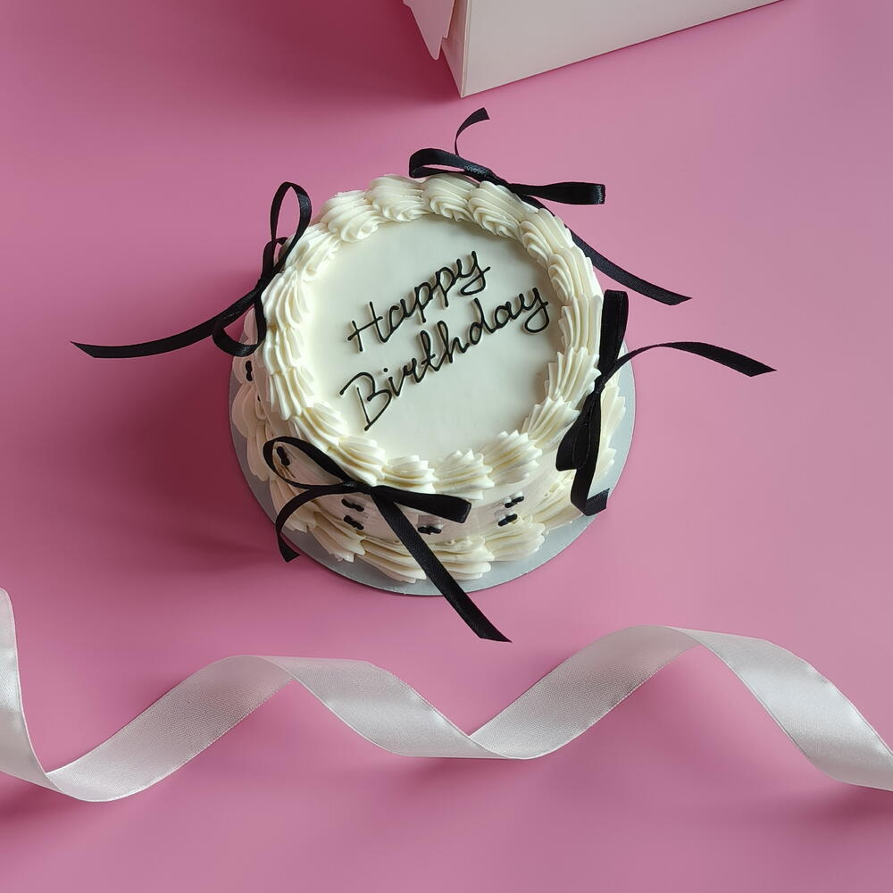 Бенто-торт с черными бантиками в подарок подруге, девушке