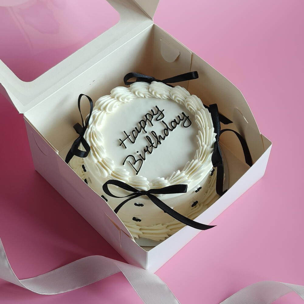 Бенто-торт с черными бантиками в подарок подруге, девушке