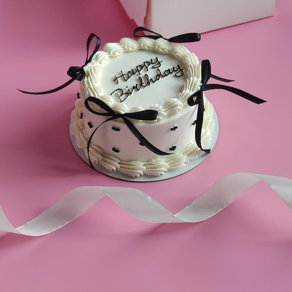 Бенто-торт с черными бантиками в подарок подруге, девушке